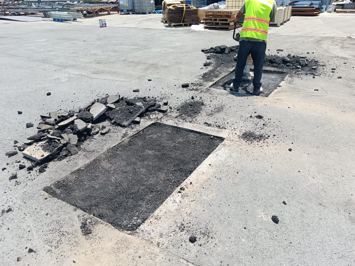 Resultado final de reparación con asfalto en frío en estacionamiento